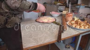 女人`手把腌制好的黄瓜切成薄片，准备披萨。